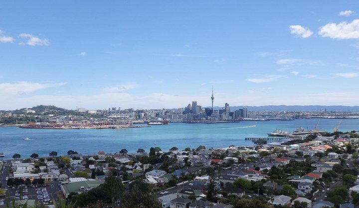 Explore iconic Auckland views in just four hours. Discover stunning coastlines and cityscapes while enjoying a personal experience in a small group. Unforgettable sightseeing awaits!